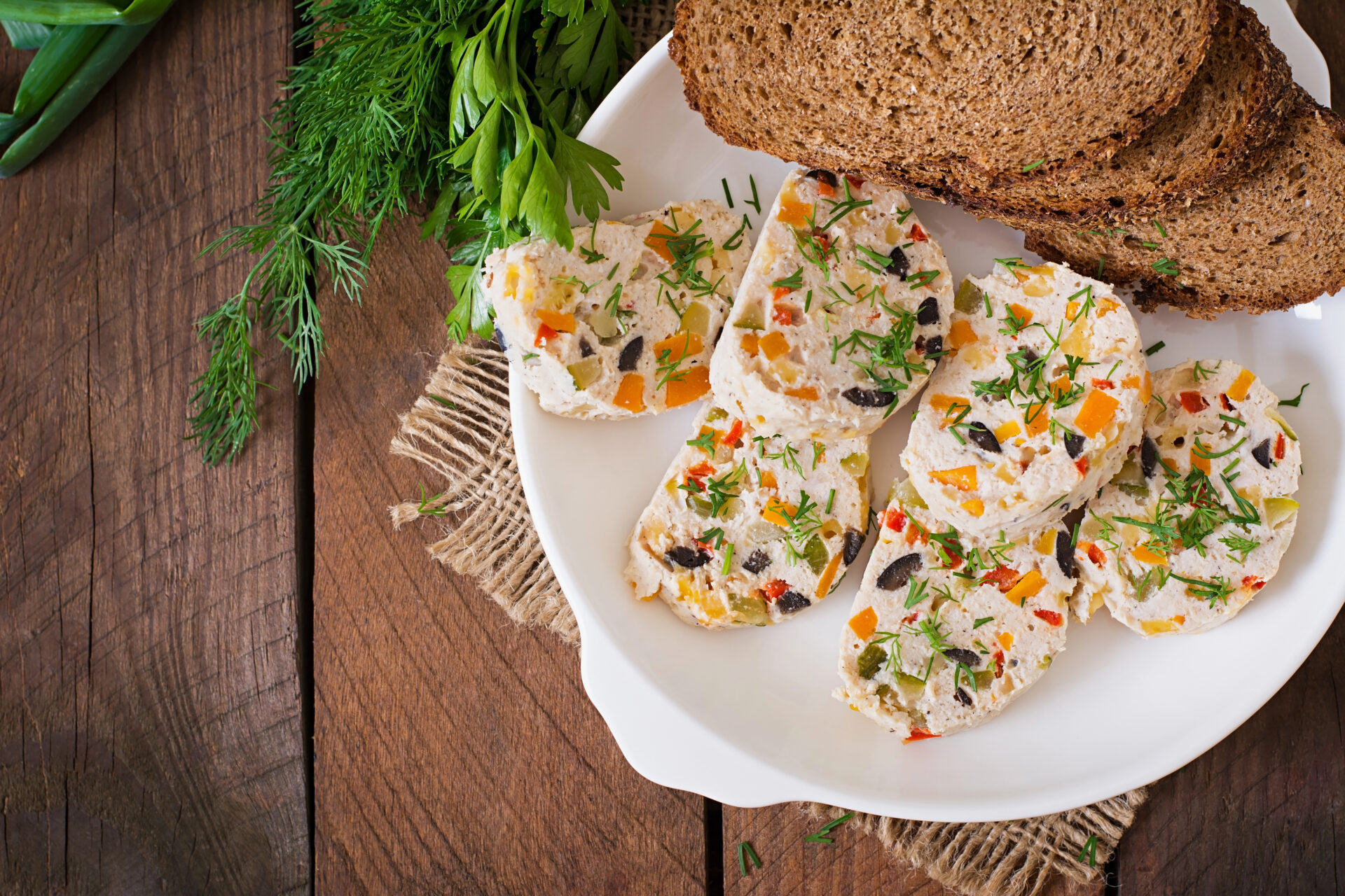 Bunte Gemüseterrine mit Brennnessel